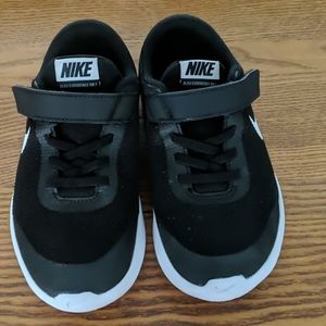 Boys Nike Tanjun Sneakers size 1y